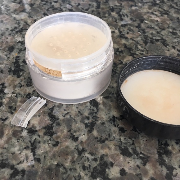 Laura Mercier Translucent Setting Powder - Picture 4 of 5